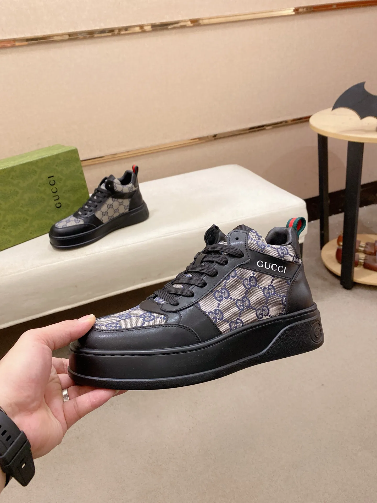 Factory price: 442💰 (GUCCI) The latest model from the official website🎁🎁Casual and fashionable men's shoes👟, hot style💥The style is simple and elegant, exclusive for trendy men. Unique official website's latest brand elements👑original Gucci decoration, fashionable and generous, the fabric is original cowhide ✅sheepskin lining, the official website specifies wear-resistant casual outsole, the classic model is taken in kind at the counter🎬38-44 (can be customized for 45 non-refundable)